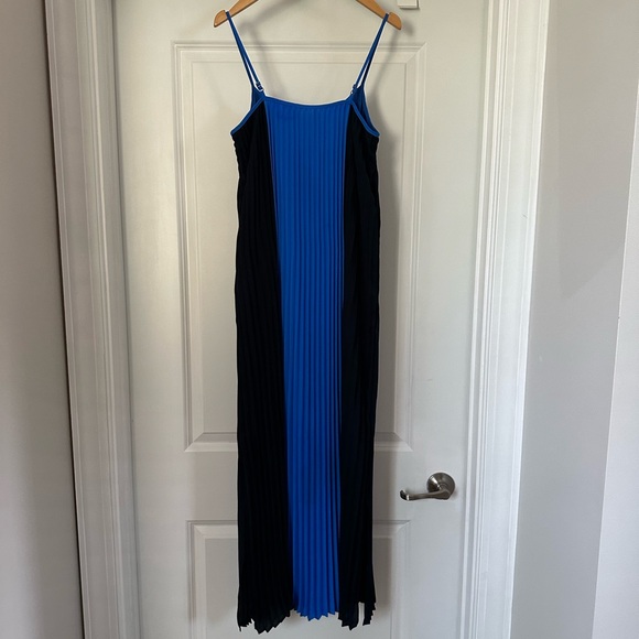 Banana Republic Pleated Dress - Picture 3 of 3